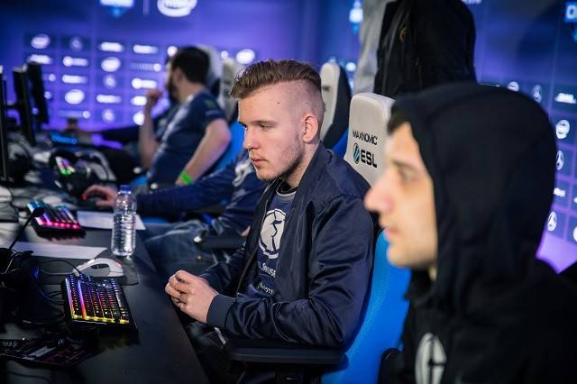 八局下两出 八局下两出